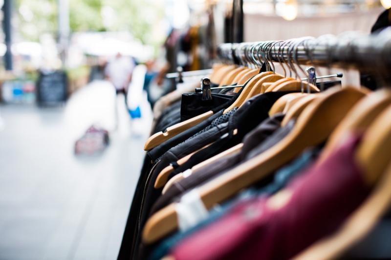 vente-ROQUEBRUNE SUR ARGENS-min_blur_close_up_focus_hanger_jacket_market_people_rack-1176303