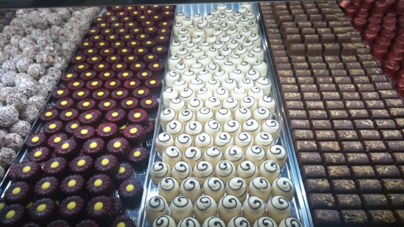 vente-ROQUEBRUNE SUR ARGENS-min_chocolates_milk_chocolate_white_chocolate_truffles_candy_food_treat_cacao-1213769